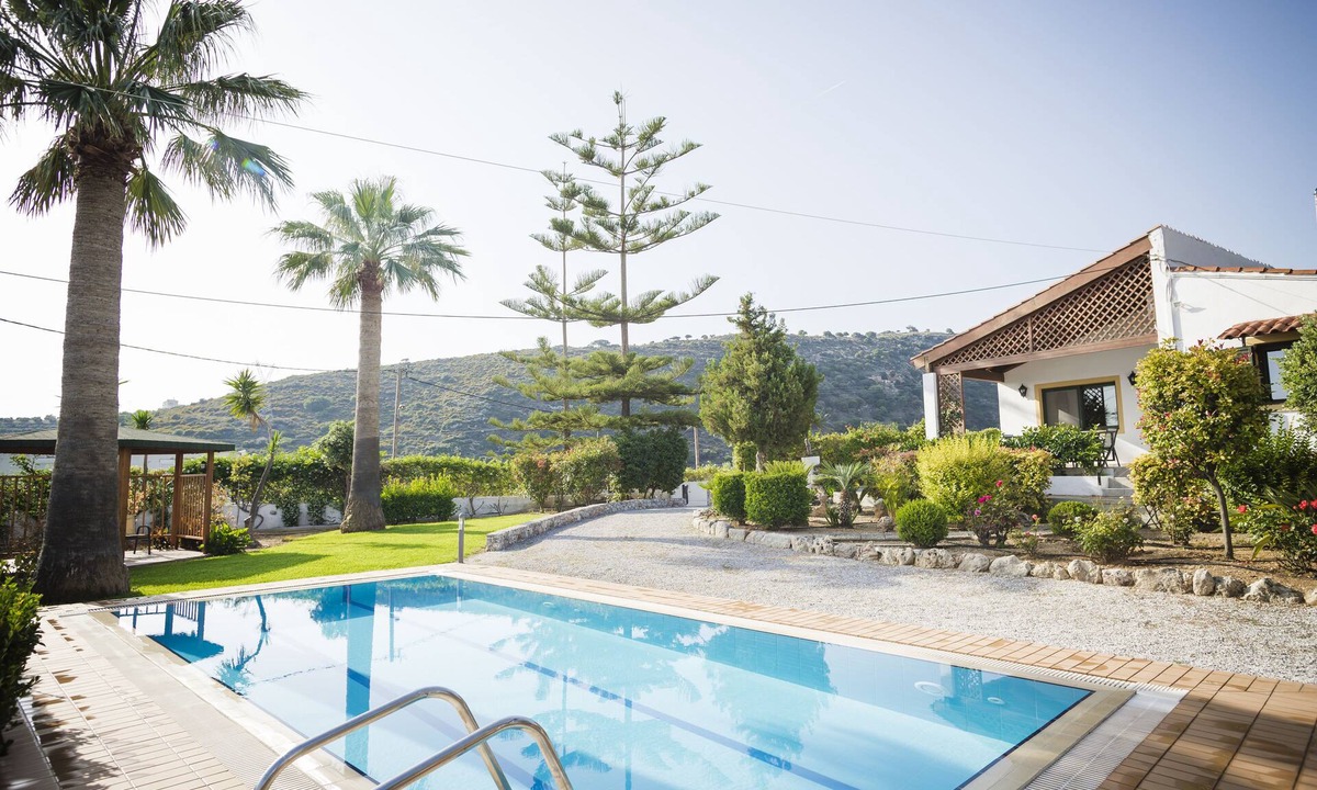 Megalo Metochi House | 2 bedrooms+studio, ideal for kids, 36m² pool, 2.500m² garden, 2,5km from town