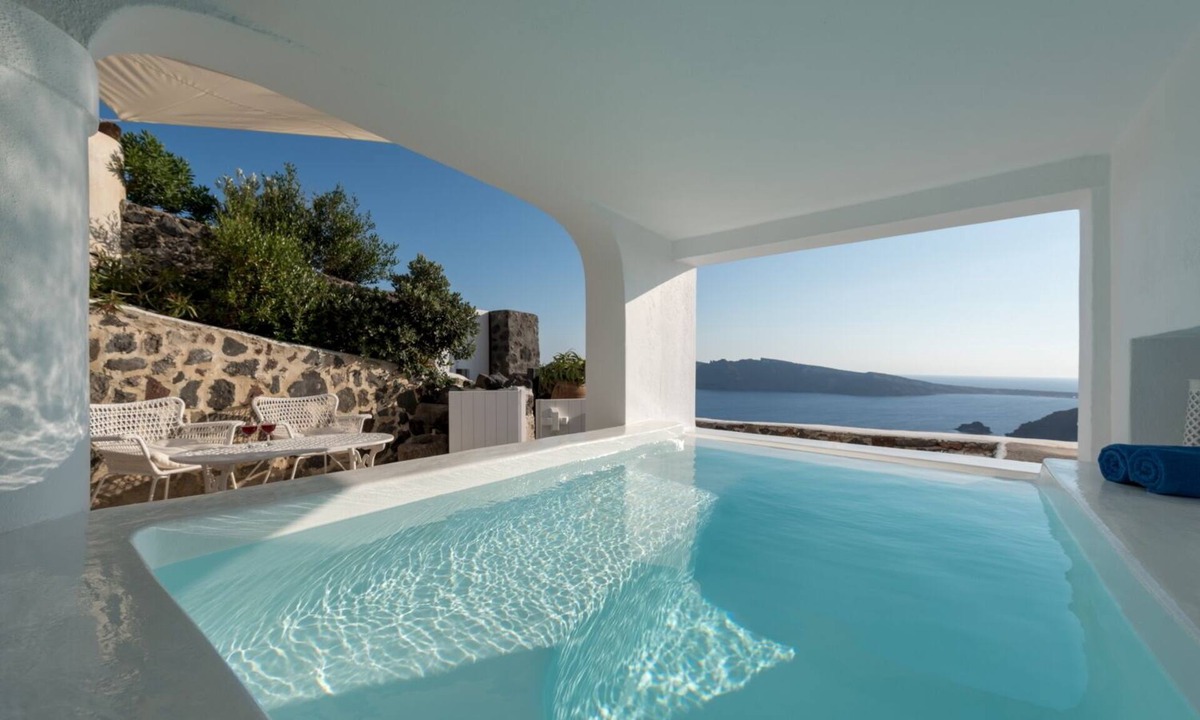 Oia Villa | 3 bedroom luxury villa at Oia with fantastic sea views and jacuzzi pool