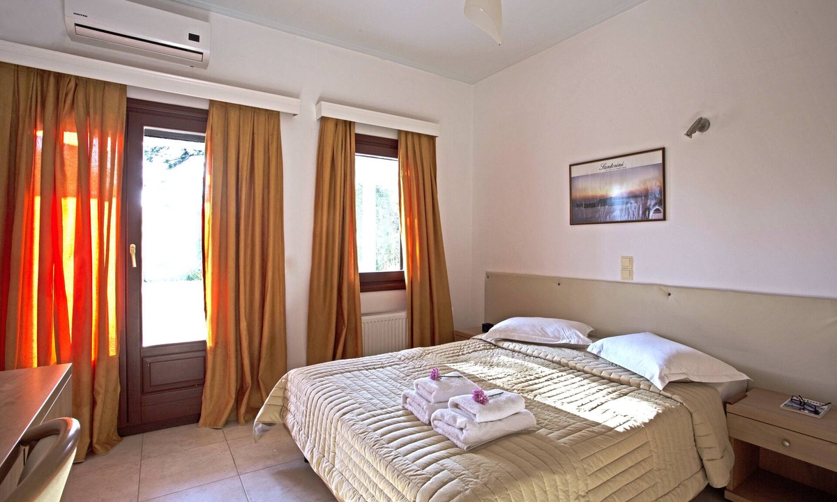 Perissa Villa | 3 Bedrooms Apartment included Car Rental (heated pool)