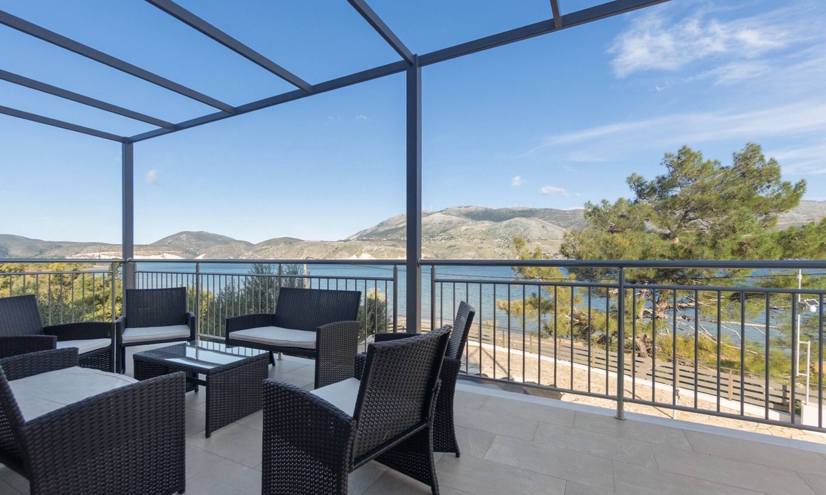 Paliki Apartment | 4-Bedroom Apartment with Sea View, Wi-Fi and Air Conditioning