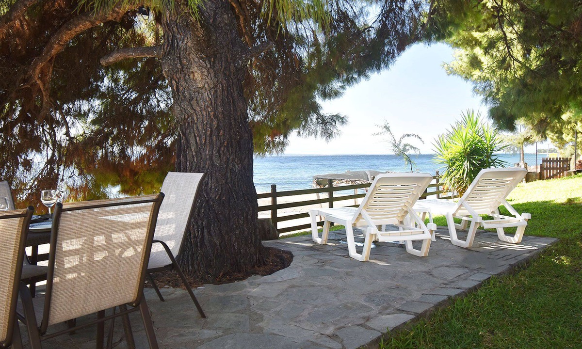 Metamorfosi House | A groundfloor beachfront apartment at Metamorfosi Sithonia for 5 guests
