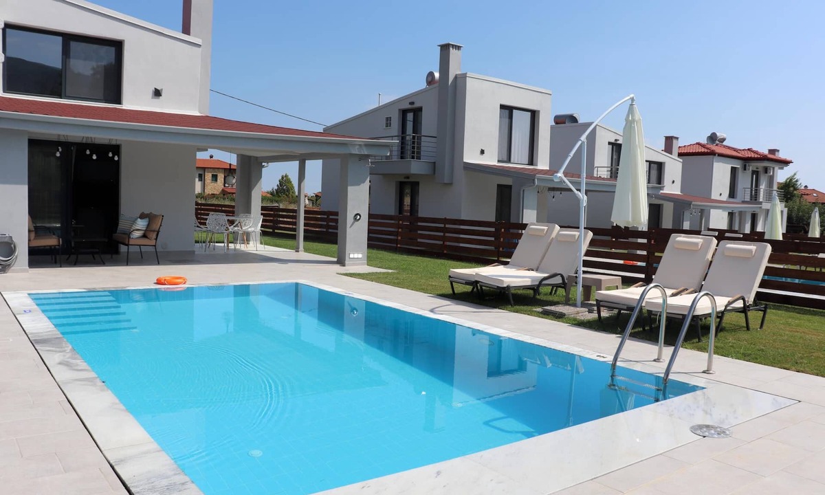 Skotina House | A small, ideally located resort with private pools.