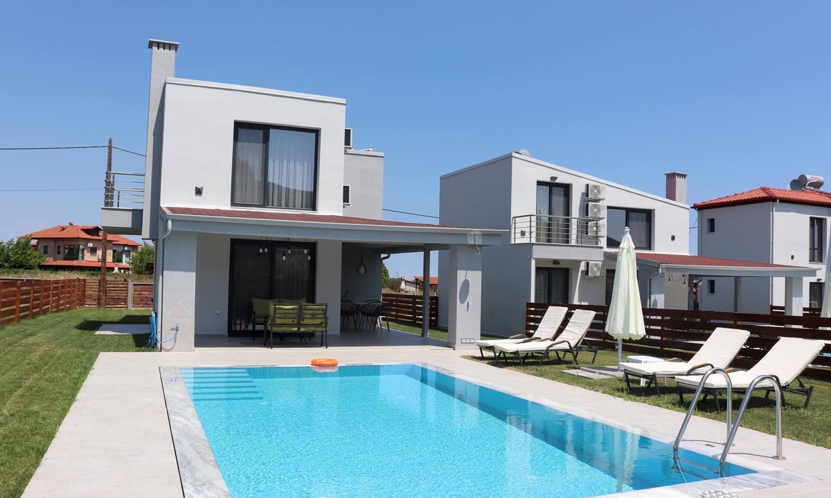 Skotina House | A small, ideally located resort with private pools.