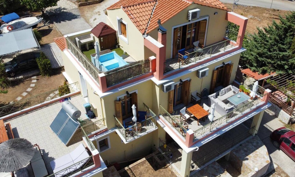 Argostoli Villa | A sunny villa 3 b/r 2 b/th near the sea