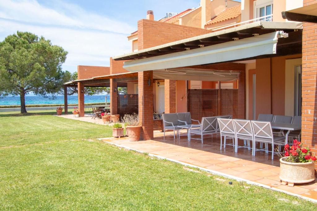 Sithonia Villa | AEON Beach Villa, Tripotamos by Halkidiki Villas