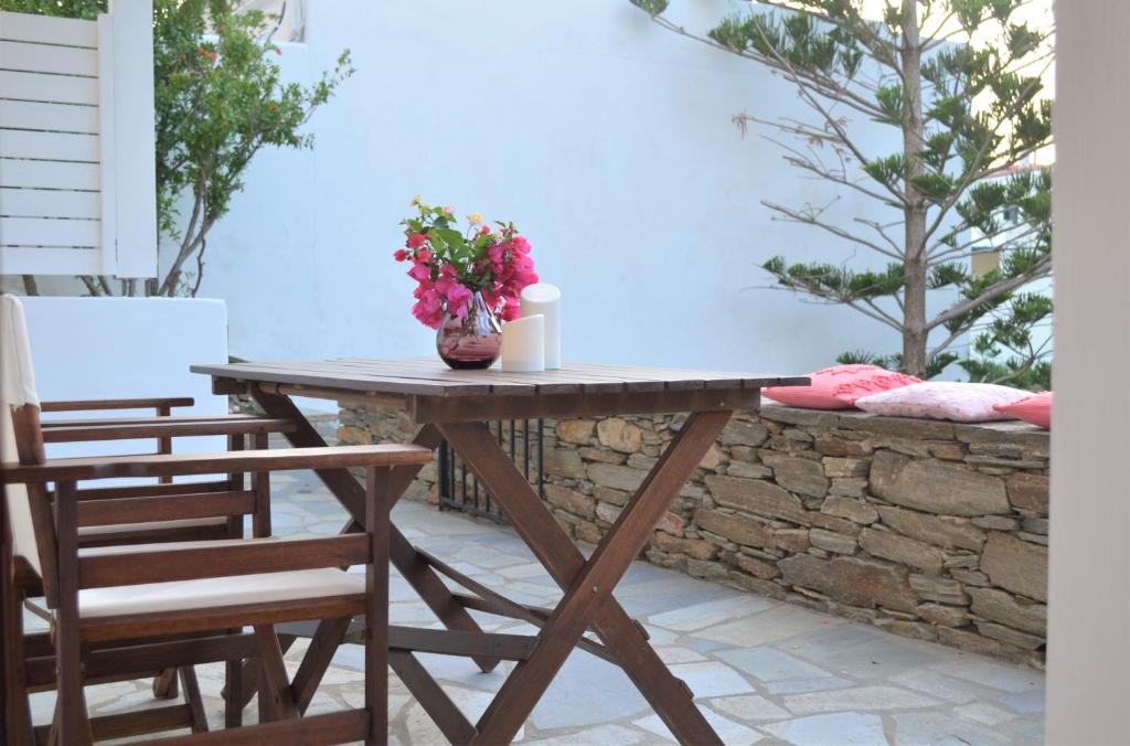 Mpatsi Apartment | Afroditi's Garden View