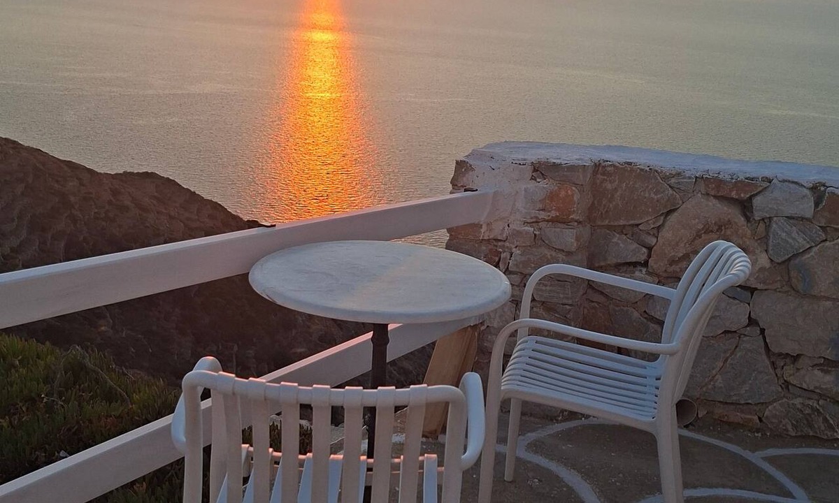 Sikinos Apartment | Apartment 'Antiparos' with Sea View, Pet-Friendly