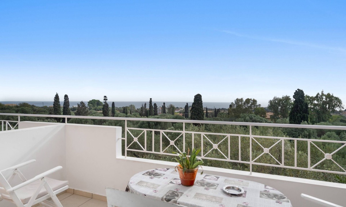 Sarlata Apartment | Apartment 'Garden View 2' with Shared Pool, Wi-Fi and Air Conditioning