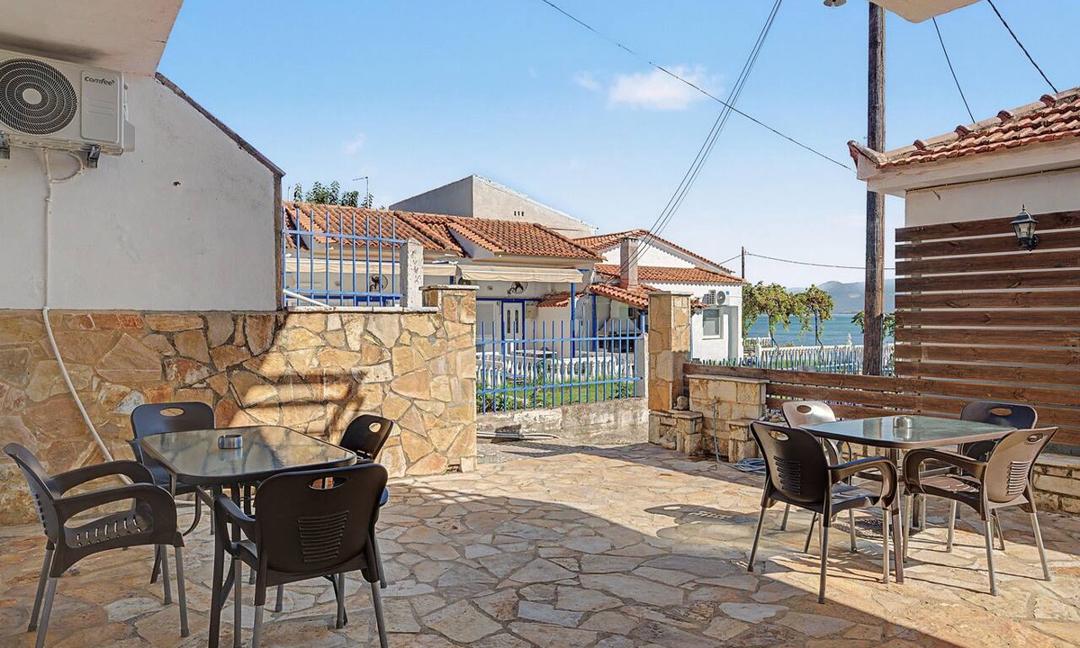 Messini Apartment | Apartment 'Kagias 3' with Private Terrace, Wi-Fi and Air Conditioning