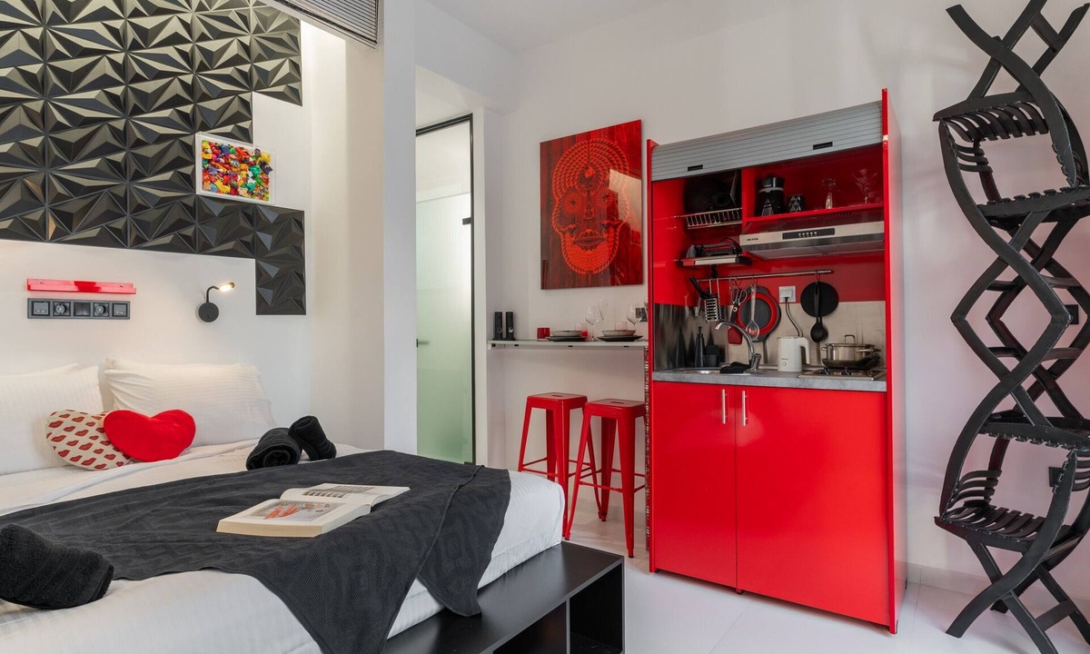 Ermoupoli Apartment | Apartment 'Pop Loft Gallery' with Sea View, Wi-Fi and Air Conditioning