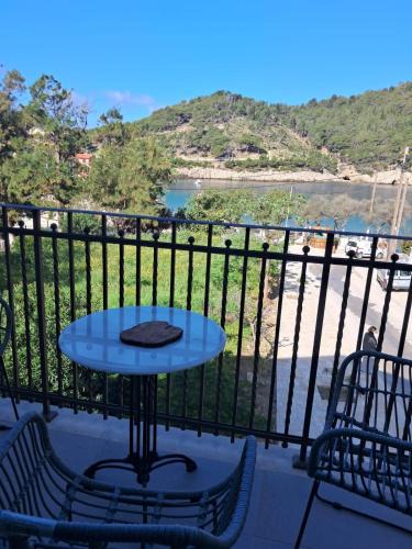 Frourion Apartment | Asos Beachfront Apartment, Center village, 20m Beach - near Myrtos - Fiskardo