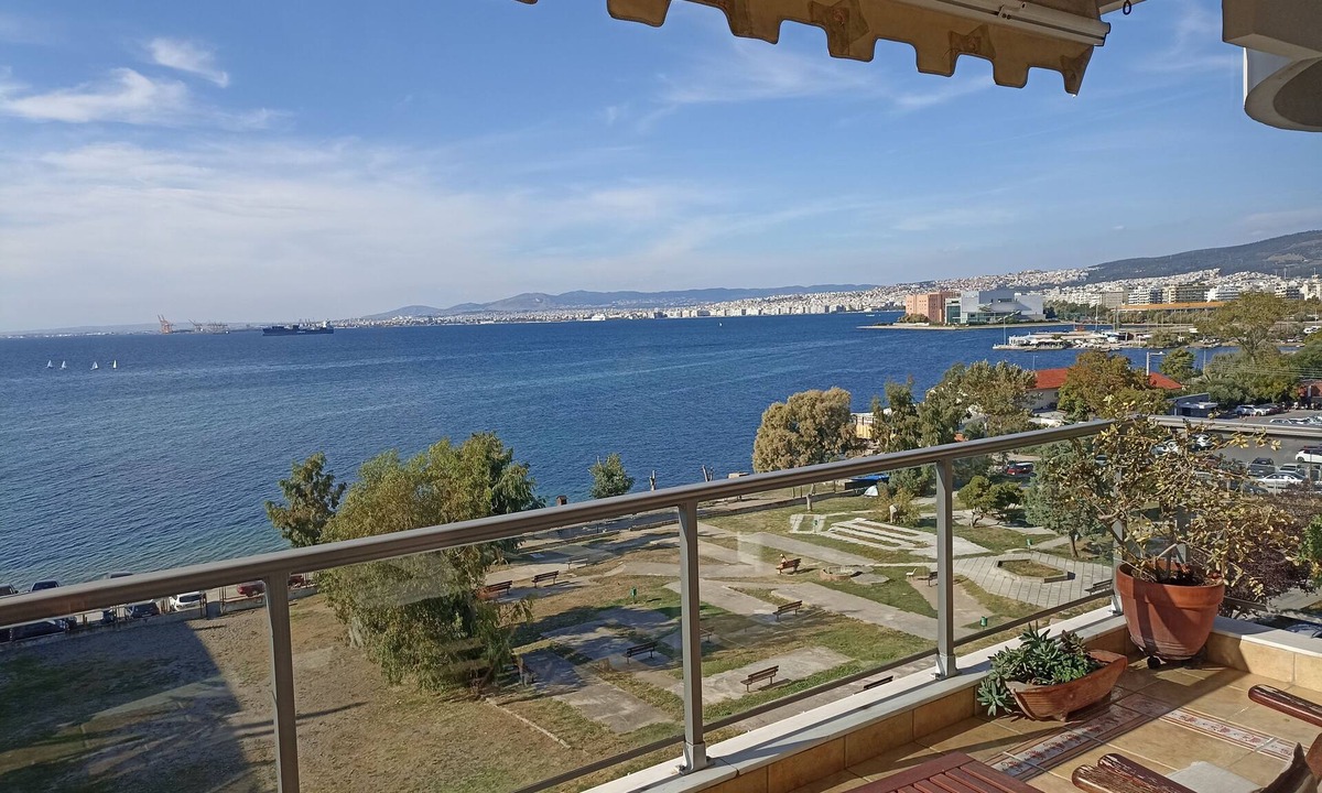 Kalamaria Apartment | Beachfrontfamily apartment plus free parking, the Cruiseflat
