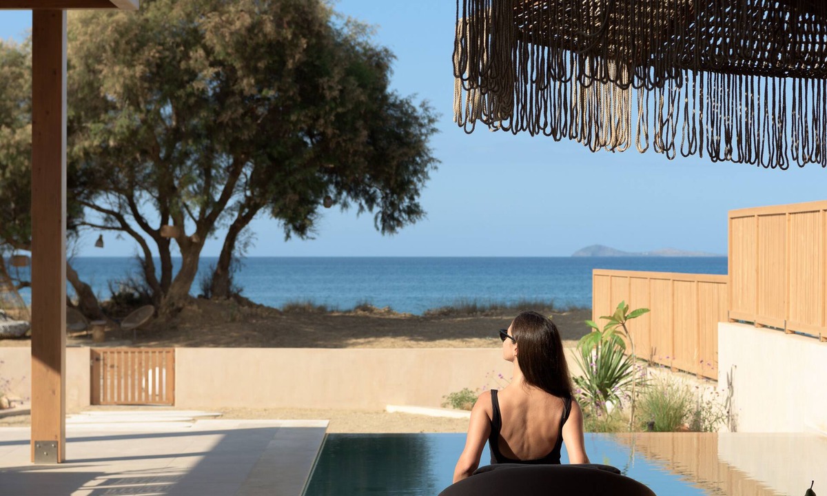 Karteros Villa | Cicada Alas Suite, Elegant Beach Living