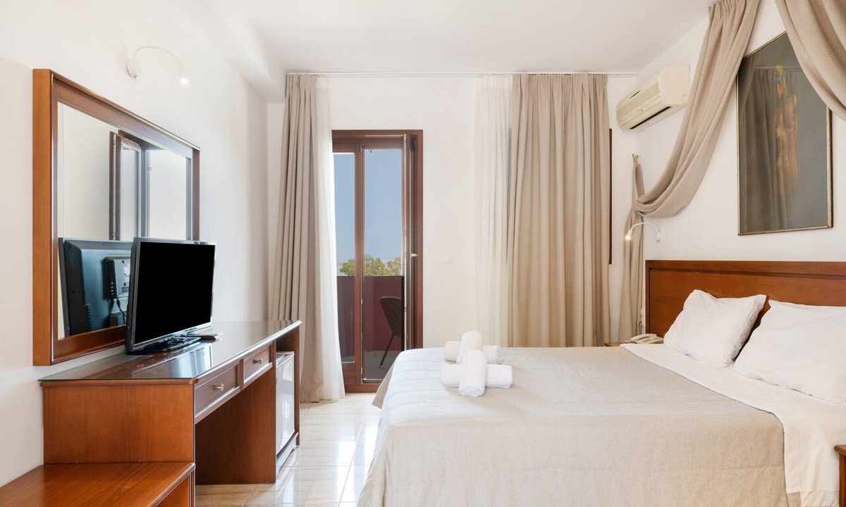 Melissopetra Apartment | Classic Double Room at Hotel Aristotelis with Sea View and Balcony