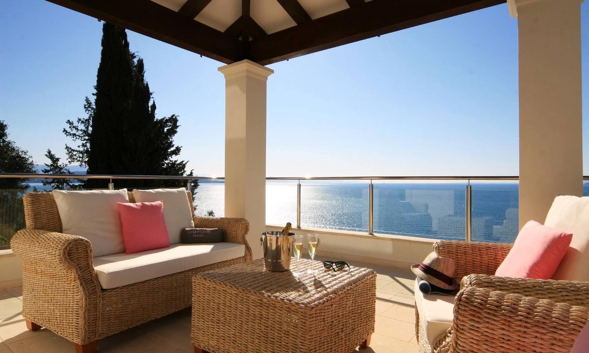 Katavolos Villa | Contemporary Villa with Sea Views & Glorious Master Suite near Kaminaki