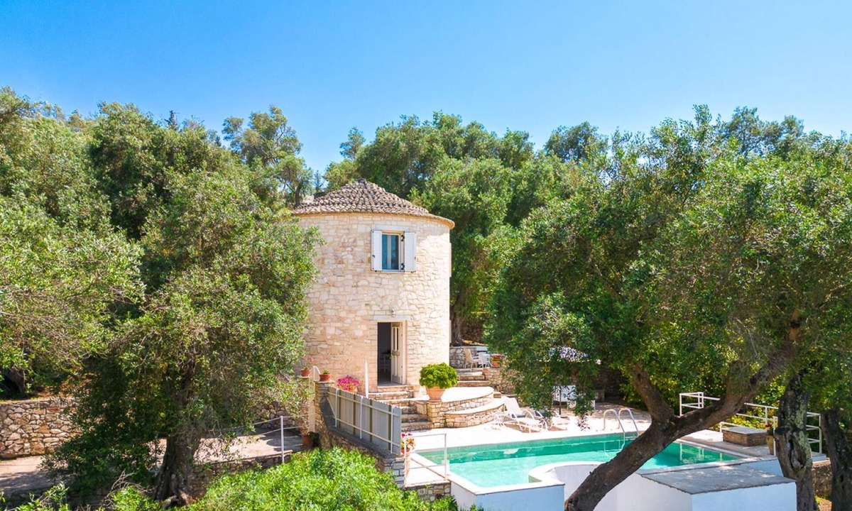 Kourteika Villa | Cosy Round House for Adults with Stunning Sea & Island Views