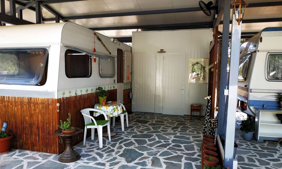 Nea Potidaia House | DamAnda_mare/Camper 2. Vintage 2-bedroom caravan in a peaceful area of Portes