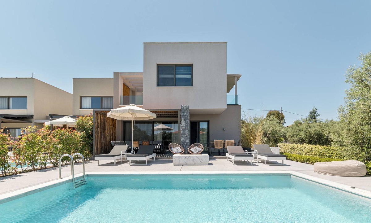 Pefkochori Villa | Dionisos Luxury Villas. Private Villas with private pools for rent.