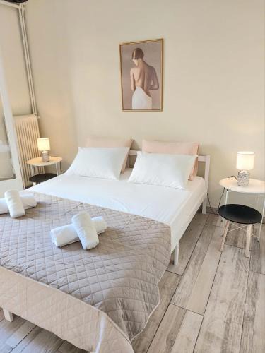 Athens House | Double bed in a room dorm 5' from metro
