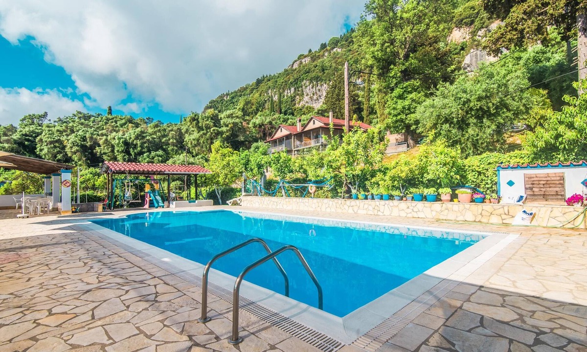 Dafnata Apartment | Family Apartment 2 with Sea View, Wi-Fi and Air Conditioning