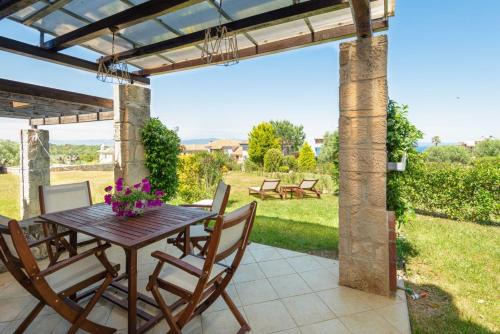 Kassandra House | #FLH - Rastoni Retreats