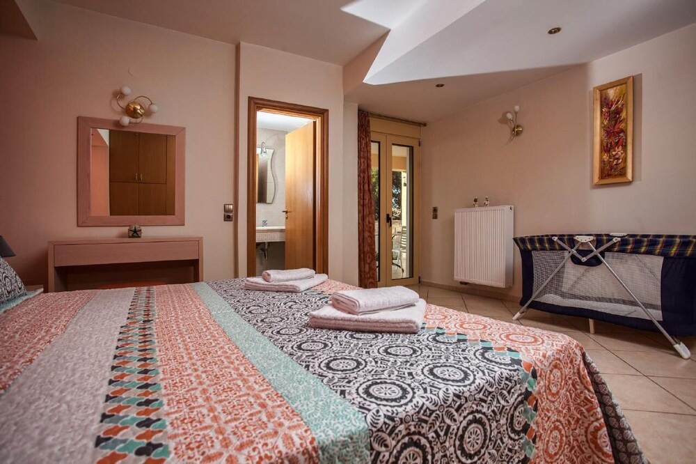 Roussospiti Apartment | Holiday apartment Roussospiti for 1 - 13 persons with 5 bedrooms - Holiday apartment
