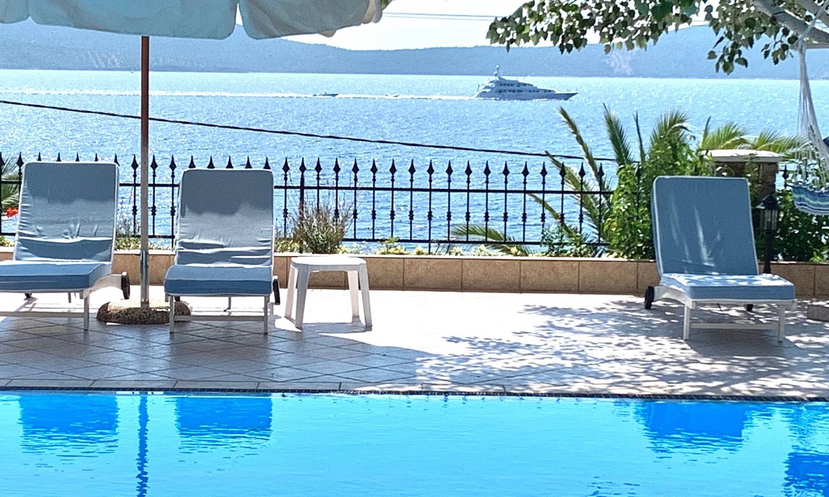 Nimfea House | Holiday Home 'Beach Villa Alonissos For 4 People' with Shared Pool, Wi-Fi and Air Conditioning