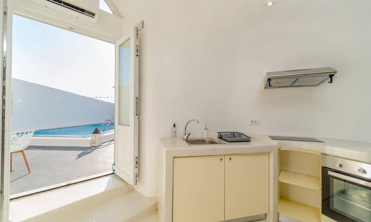 Karterados House | Holiday Home 'Cave House 13 Guests, Private Pool' with Wi-Fi and Air Conditioning