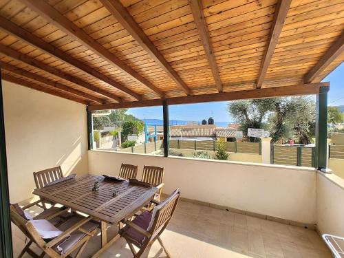 Kalami House | Holiday Home Gemütliches Olympia Apartment mit Pool by Interhome