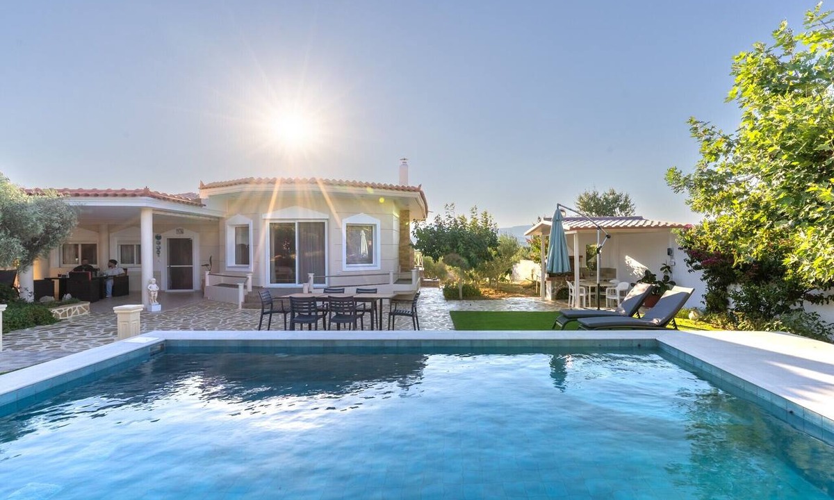 Saronikos House | Holiday Home 'Luxury Country House' with Mountain View, Wi-Fi and Air Conditioning