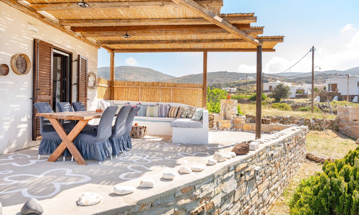 Ios House | Holiday Home 'Mentas House' with Private Terrace, Wi-Fi and Air Conditioning