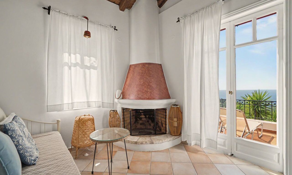 Kavallos House | Holiday Home 'Villa Meltemi' with Sea View, Wi-Fi, and Air Conditioning