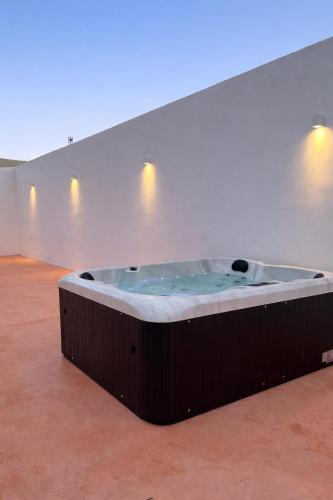 Vathianos Kampos House | Irene Villa with Hot Tub, by Estia