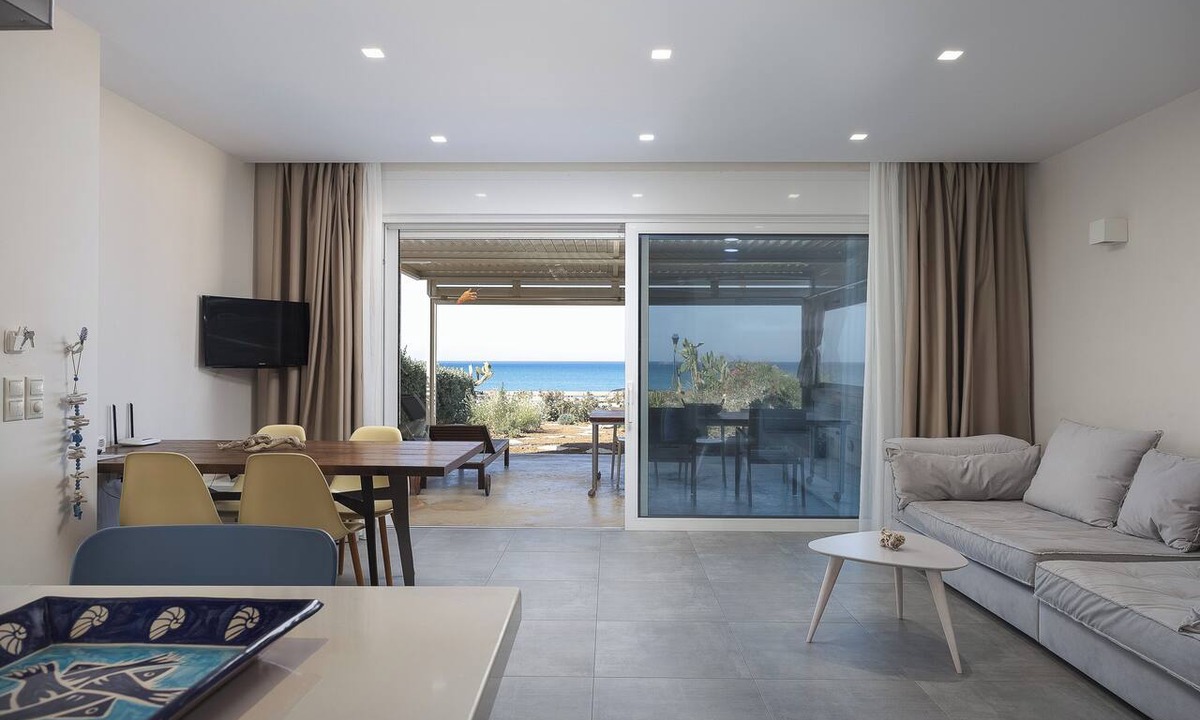Kokinos Pirgos Apartment | Iris Suite | Beachfront Getaway