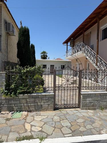 Lagkadas Apartment | Krithia Apartment with Garden Family Apartment