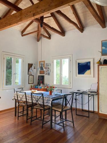Manganos House | La casa tra gli alberi e il cottage