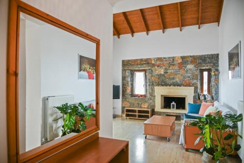 Makry Gialos Apartment | Liakoto Stonewall House First Floor