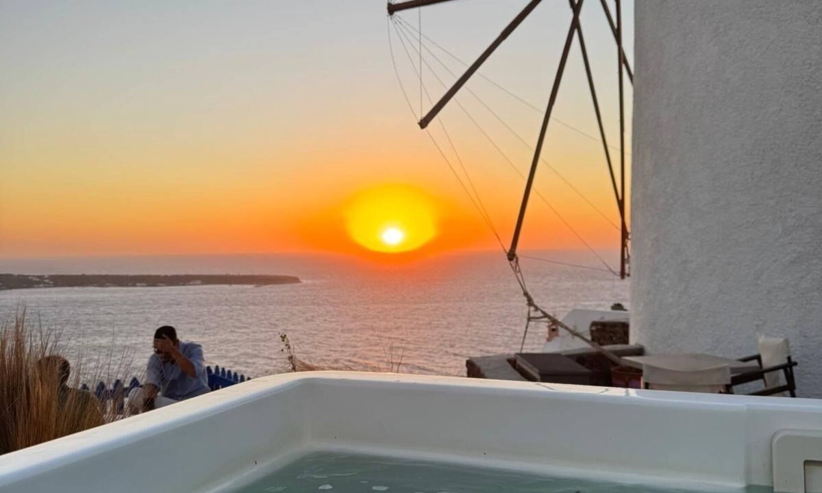 Oia House | Lioyerma Windmill Villa With Outdoor Hot Tub