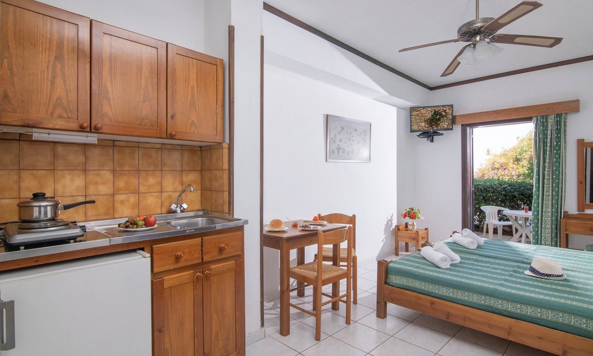 Hersonissos Centre Apartment | Lovely Studio with shared pool & Beautiful Garden