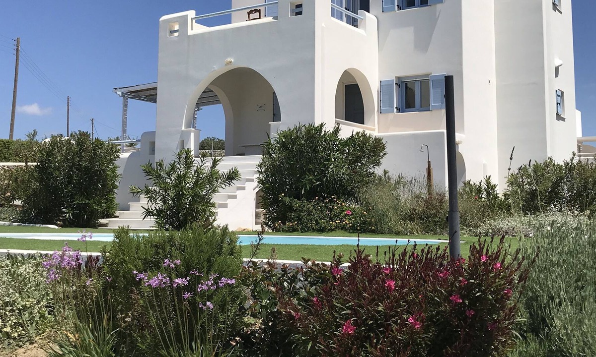 Naxos Villa | Luxury Independent self catered villa with swimming pool for 10 guests
