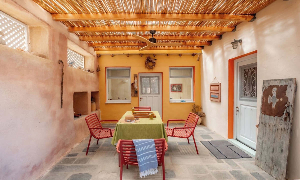 Parasporos Cottage | Magaya Beach House | Steps From the Beach & Close to Town.