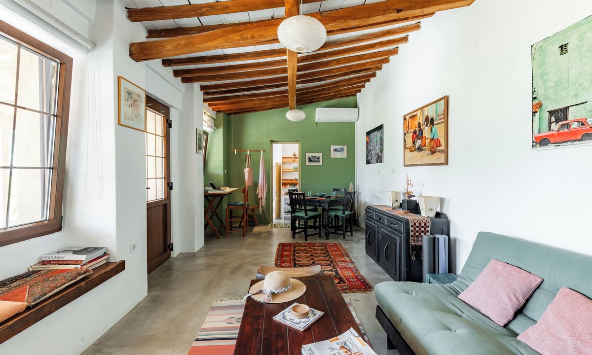 Parasporos House | Marsha's Beach House | Steps from the Sand & Close to Town