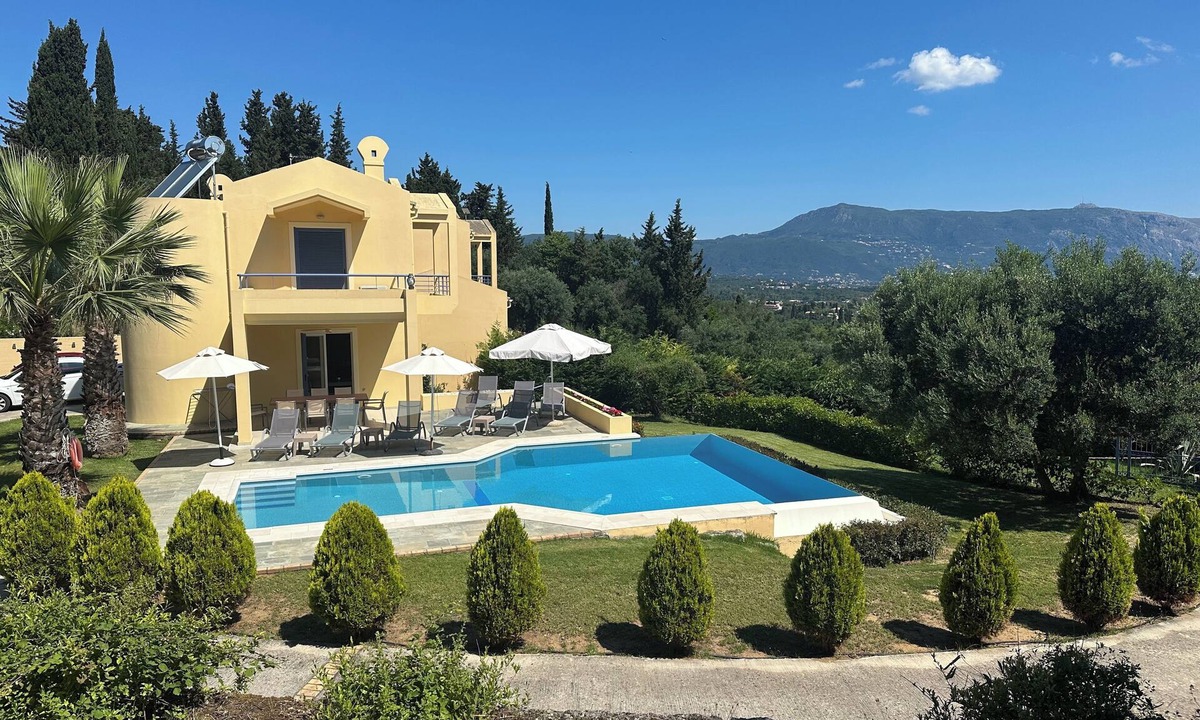 Gouvia Villa | Modern 4 Bedroom Villa walking distance to GOUVIA