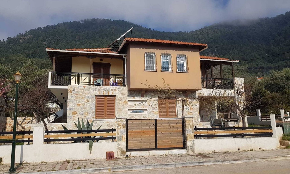 Chrisi Ammoudia Apartment | Modern apartment right on the beach
