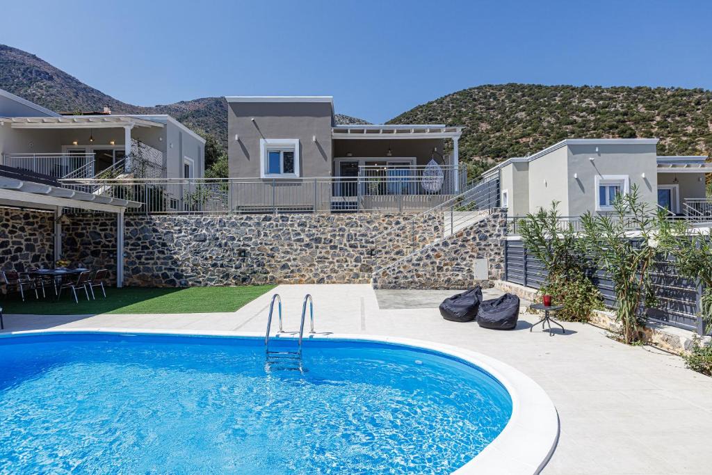Vlichada Villa | Modern family villa Basilicata Salmostro in Bali w/Pool & BBQ Area