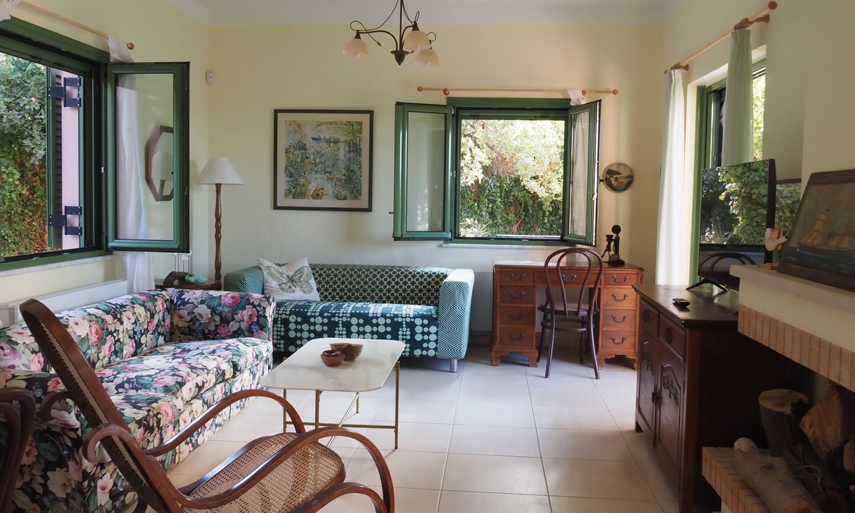 Prines Villa | NAFSIKA house with large garden in Prines' centre near restaurants, beach,city.