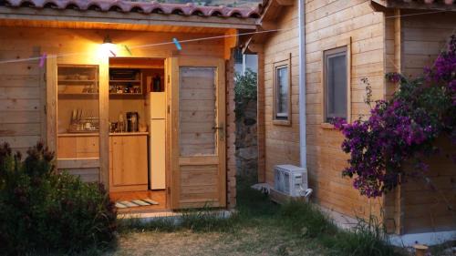 Lentas Apartment | Petrakis Aris Beach Apartments Log Cabin No1