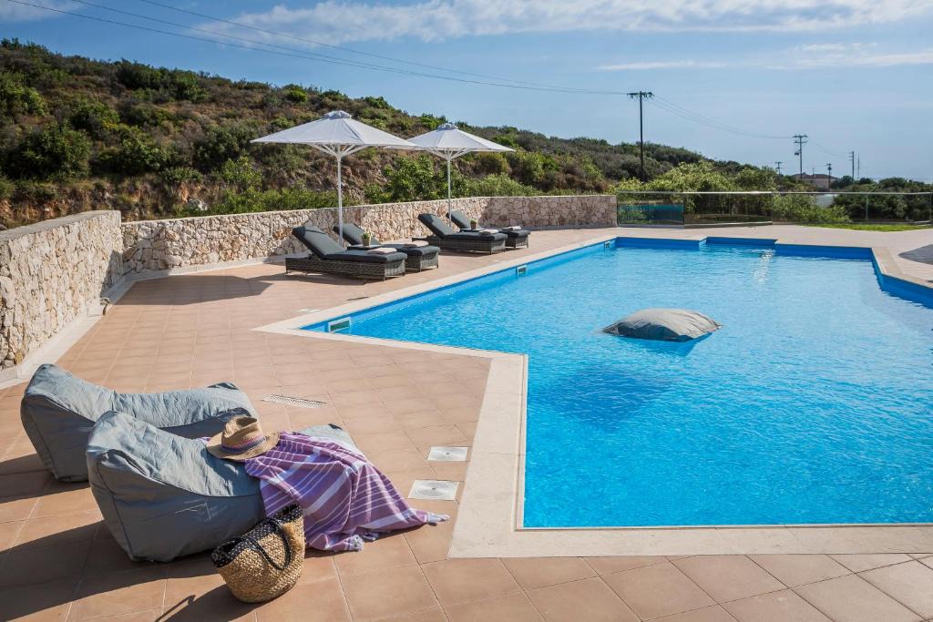 Skala Apartment | Pieno di Luce Skala loft with private 107m2 pool and breakfast