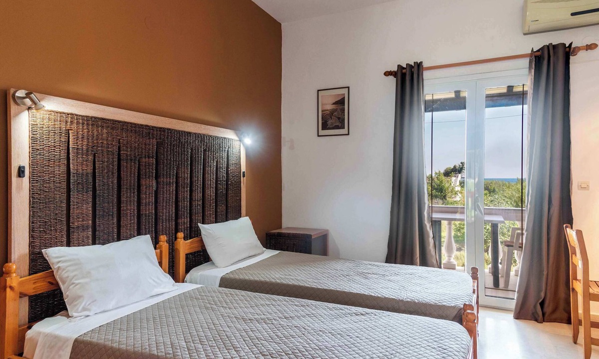 Gardenos Apartment | Pink House Socrates Corfu Courtyard Apartment