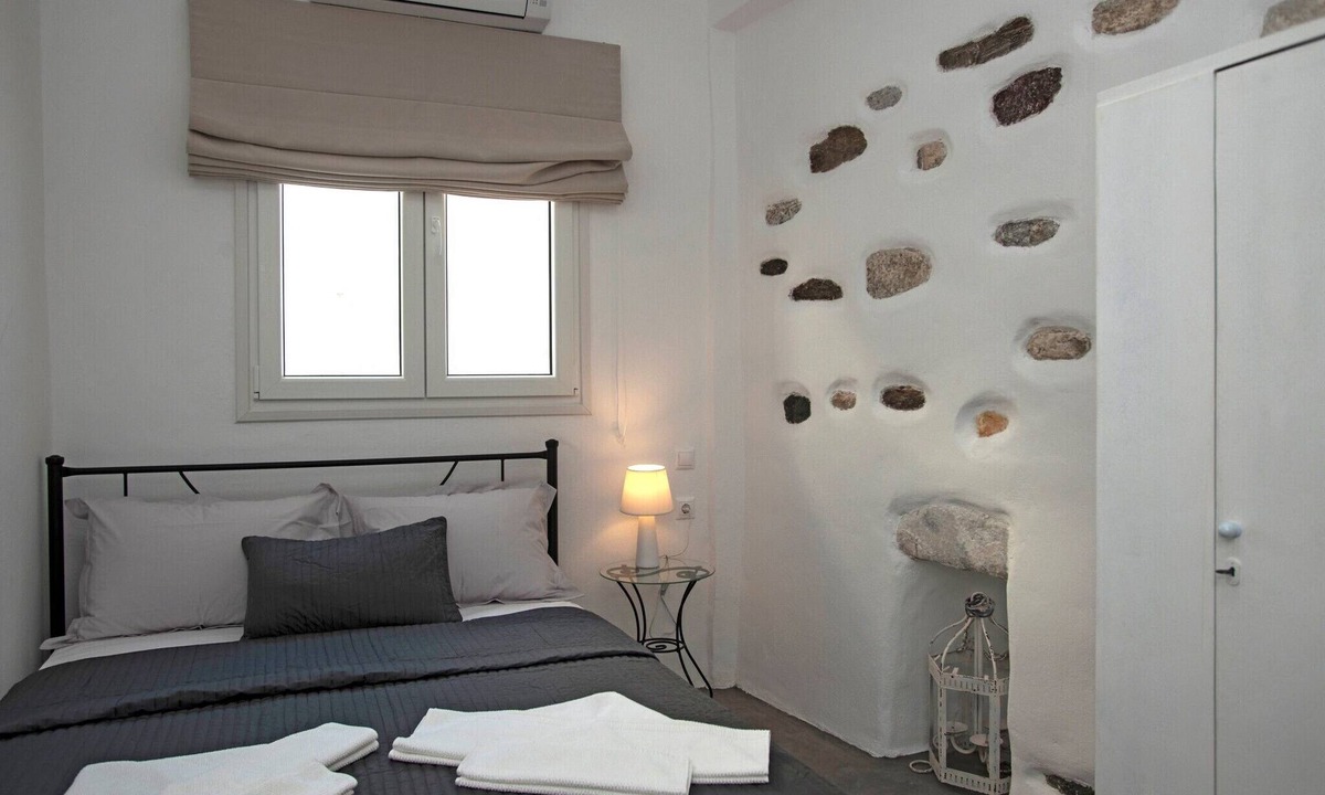 Parikia House | Portes View House Traditional Apartment in old town
